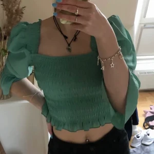 Blus  - Blus perfekt till sommarkvällarna. Säljer då den inte kommit till användning. 100kr inklusive frakt