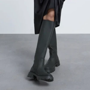 Stövlar svart - Säljer dessa snygga, trendiga stövlar från Zara som är slutsålda konstant!! Finns lite tecken på användning men bra skick, skriv för fler bilder ❤️‍🔥