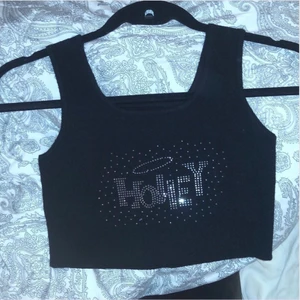 Topp💘 - Köpt från shein i somras, nyskick. Andra bilden är lånad och är inte i samma färg med de e samma modell på toppen 💘💘