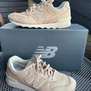 New Balance sneakers - Ett par väldigt fina New Balance skor i en vårig, beige färg. De är i ett fint skick samt mycket bekväma. Skriv till mig angående intresse och funderingar!🤍