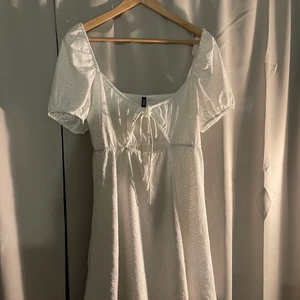 Klänning från hm! - Oanvänd söt klänning från hm i storlek M. Du står för frakten! 🤍