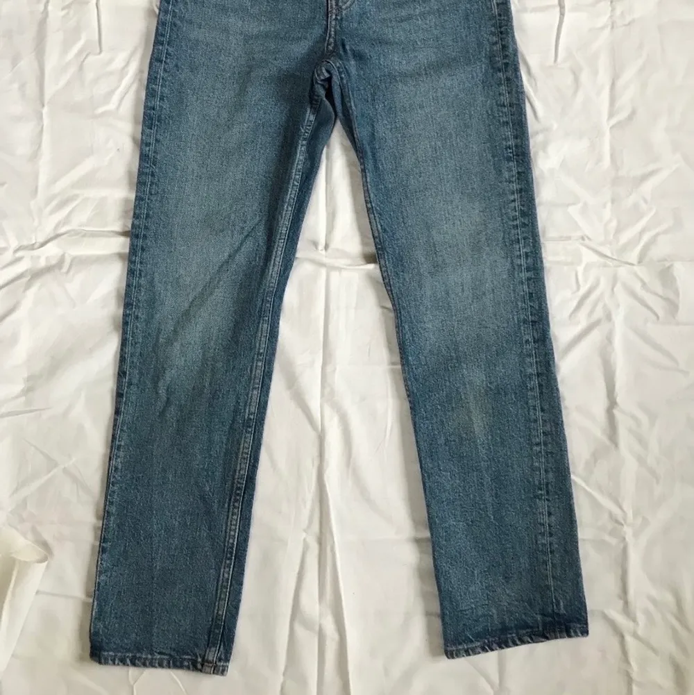 Mellanblå jeans i fint skick, hög midja, modellen heter ”Case”. Storlek 25/28. Midjemåttet är ca 64 cm! (De ser olika blå ut på bilderna pga olika ljust i rummet när jag fotade) Kan frakta och mötas upp i Uppsala!. Jeans & Byxor.