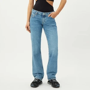 Arrow jeans weekday - De populära arrow jeansen från Weekday. Älskar dom men kommer aldrig till använding då dom tyvärr är lite stora vid höften. Dom är svarta, så alltså färgen på andra bilden. Skriv för egna bilder elr frågor💗💘💓 vill gärna få sålt snabbt så först till kvarn, ingen budgivning!