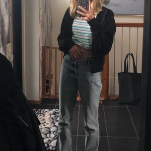 Blåa mom jeans - Säljer mina ljusblåa mom jeans från hm då de är för små. De har en liten fläck som syns på 2&3 bild, men den sticker inte ut lika mycket när du har en hel outfit. Byxorna är även insydda i midjan då de var för stora, det går att enkelt sprätta upp om det behövs. Kontakta mig för fler bilder eller frågor! 💋❣️