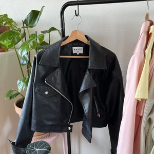 Skinnjacka från NA-KD - prefekt nu till våren, väldigt bra skick, skriv för ner bilder💚