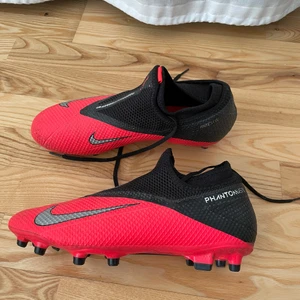 Fotbollskor Nike - Säljer mina fina fotbollskor då de dessvärre inte längre kommer till användning. ✨ Endast använd en till två säsonger. Säljer separat eller också med ett par futsalskor. Separat: 450kr. Tillsammans med futsalskor: 700kr. Pris går att diskuteras.🌟