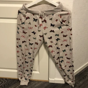 Mjukis byxor  - Ljusa mjukis byxor, men söta små fjärilar. Bra skick. Frakt tillkommer 