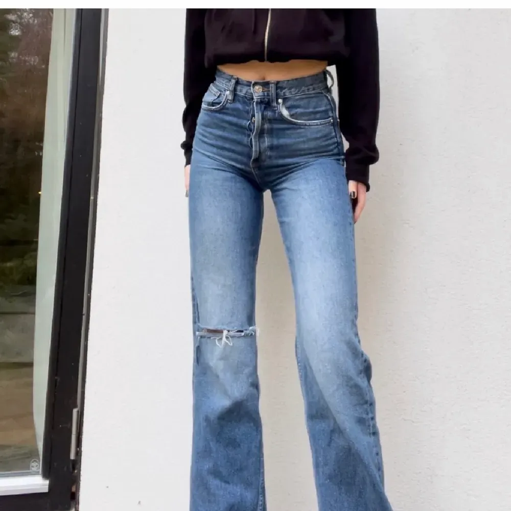 Skit snygga jeans från Mango med ett hål lite ovanför knät. Är snäppet för korta på mig som är 178 och därför säljer jag dem.💕💓 (två första bilderna är lånade). Jeans & Byxor.