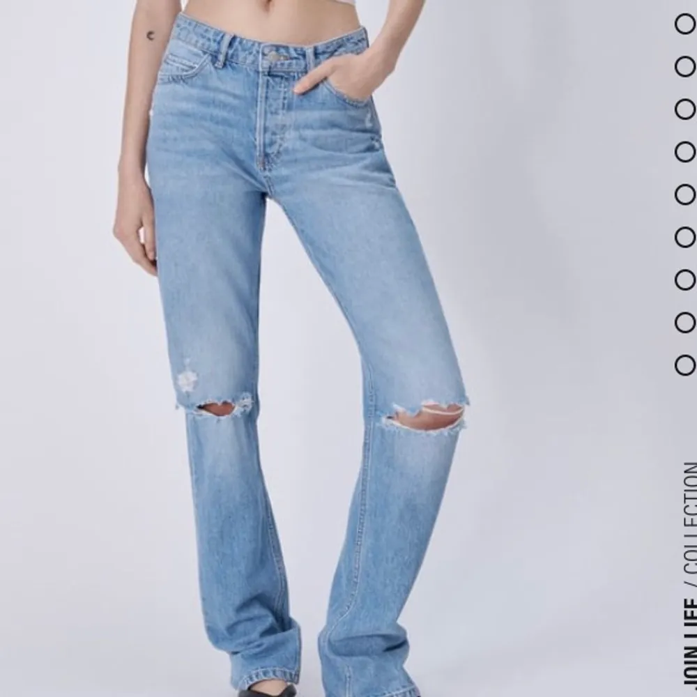 Säljer mina populära zara jeans med hål från zara som inte säljs längre💕storlek 38 men sitter overised på mig med 34-36💞buda från 500 eller köp direkt för 600!. Jeans & Byxor.