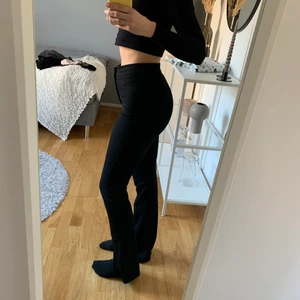 Slit kostymbyxor  - Säljer dessa kostymbyxor med slit från Gina tricot! Köpta för 599kr och använt Max 5 gånger. Jag är 167cm men har väldigt många ben så lite längre kan också passa 🥰🥰 frakten ingår i priset!!
