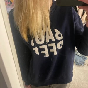 Tröja  - FÖRST TILL KVARN! Så sjukt fin collage tröja från Baum und pferdgarten (köpt på nk)💕💕