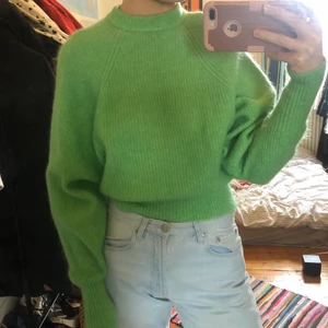 Green sweater H&M - En oversized sweater från H&M i en trendig grön färg som är perfekt nu till våren. Storlek 36/S. Materialet är en mohair- och ullmix, så den är perfekt nu när det är lite kallare ute. Köptes 2018 för 499kr i butik och den är använd men i fint skick. Tyvärr är den inte oversized på mig längre och behöver därför ett nytt hem. Frakt 66kr. Pris kan diskuteras. Första och sista bilderna är lånade. Kan skicka fler bilder vid intresse.