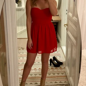 Röd kort cocktailklänning  - Vad: Röd klänning  Märke: Rare Storlek: 10 (passar en XS/36) Material: Polyester  Skick: Inget anmärka på