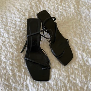 Zara svarta sandaler skor strl 37  - Knappt använda  Superfint skick  Strl 37 - normala i strl