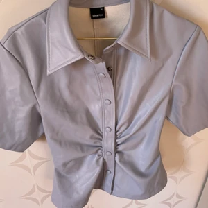 Fin topp i fusk skin - Säljer nu denna fantastiskt fina tröja i fejk skin. Älskar verkligen färgen på denna så fin pastellblå. Säljer då den inte passar mig. Använd vid fåtal tillfällen och är som ny. Storlek 34/XS. Pris går att diskutera