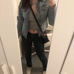 jeansjacka - Säljer min jeansjacka i storlek 36. Passar jättebra nu till våren! Bra skick då jag aldrig har använt den. 40kr + frakt 