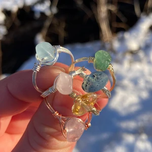 Kristall ringar💗⭐️🥰 - Ringen passar alla då den görs efter ditt eget finger. Du väljer själv kristall och ståltråd (silver, guld, rosé). Vill man ha bild på alla kristallerna kan man kontakta mig💗🥰☀️  FRAKT TILLKOMMER