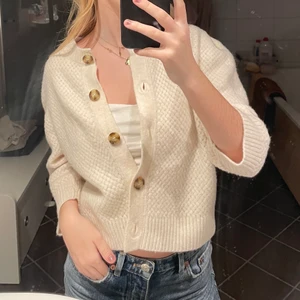 Kofta från Zara - Säljer min super fina kofta från zara, använd nån gång men är i super fint skick!