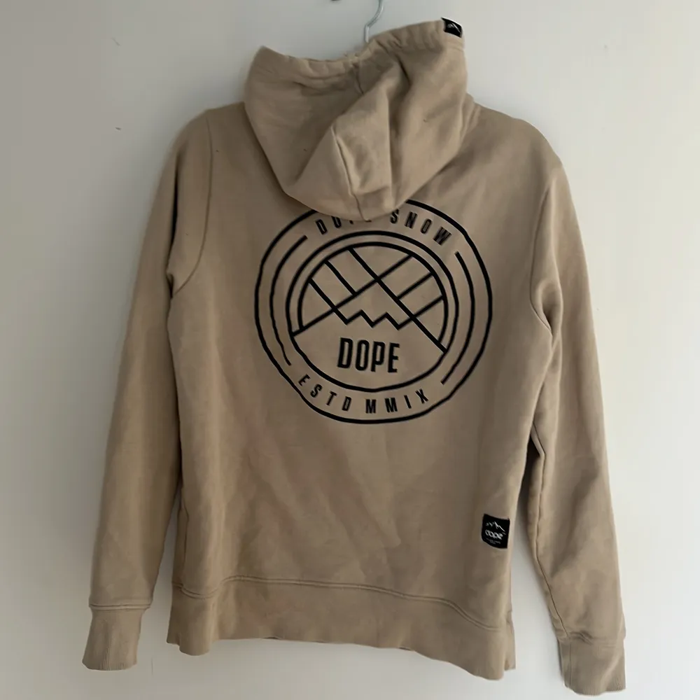 En dope hoodie använd 2-3 gånger som har blivit för liten. Den är i storlek M men är ganska tajt i armarna. . Hoodies.
