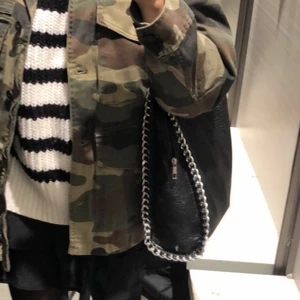 Tiamo Väska Stor - Köpte här på plick i höstas. Har en fläck i botten av inre väskan, alltså inget man ser. Annars i bra skick. Väskan är perfekt som skolväska, får plats med allt i den. Köpare står för frakt😊😊😊 