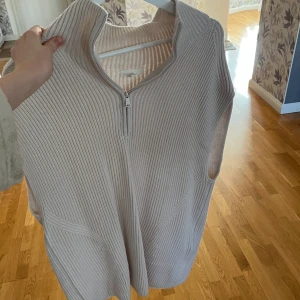 Tröja/ väst från hm - Tröja/ väst från hm. Aldrig använd! Frakt tillkommer❤️