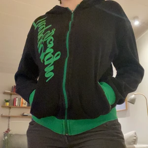 Grön och svart kofta  - Jag säljer denna gröna och svarta kofta som jag köpt second hand men som jag inte använder. Den är i okej skick men saknar snören och dragkedjan är lite trasig. Frakten ingår i priset:)