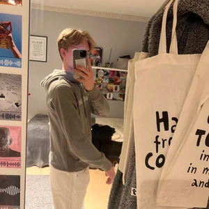 hoodie - säljer min gråa clavin klein hoodie då den ej kommer till användning längre. använd ett fåtal gånger och har därav inga stora defekter. hör av dig om du vill ha fler bilder eller har några frågor. köptes för 1000 kronor.