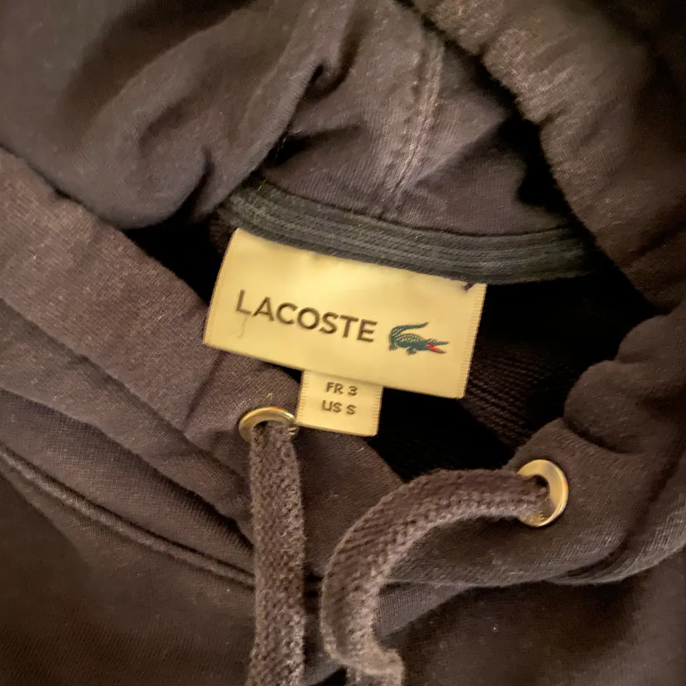 En skit snygg Lacoste Hoodie i färgen mörkblå som inte finns i butik längre. Skulle säga att den är i ett 7/10 skick och är riktigt bekväm. . Hoodies.