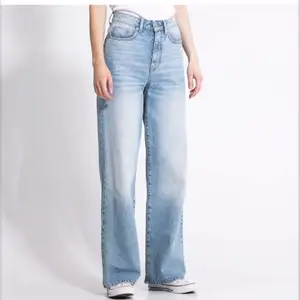 Ljusblåa jeans i storlek xxs från lager 157. De är använda en del men i väldigt bra skick! Säljer då de inte passar längre. Köparen står för frakten. Kan skicka med Schenker så kostar frakten bara 59 kr