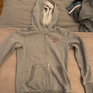 Puma tröja - Jätte fin Puma tröja i använt skick som är väldigt skön