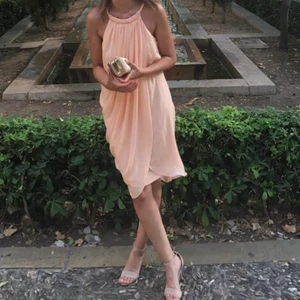 Underbar klänning från mango - Väldigt fin klänning från mango. Använd ett fåtal gånger så i bra skick. Persikofärgad. Även använd med ett skärp i midjan