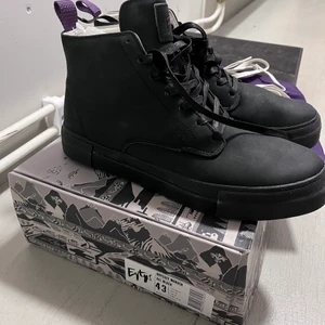 Eytys Odyssey Nubuck - Eytys Odyssey Nubuck sneakers i färgen All black 1000 kr. Helt oanvända i storlek 43. Snören och dustbag kommer med. Frakten står köparen för som ligger på 150kr. Kontakta mig vid frågor eller fler bilder. 