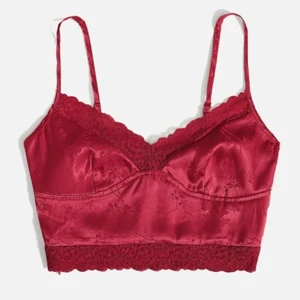 Röd satin och lace topp - Aldrig använt! Väldigt skön material och passar bra till S eller M. Snyggt rött färg passar perfekt till utekvällar eller vad som ❤ kan mötas i Uppsala eller fraktas 65 kr inklusive annars 45kr :))