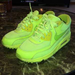 Neon gula Nike air Max, i använt skick