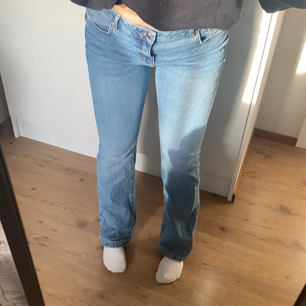 Nästan oanvända jeans som är lågmidjade i modellen. Långa på mig som är 170cm.  Sitter bra på mig som har M. Köpta på ASOS. Frakt ingår i priset, kan hämtas💛. Jeans & Byxor.