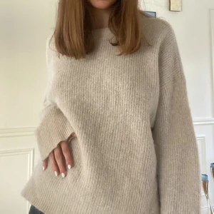 Wera stickad tröja  - Så snygg stickad tröja från Wera. Säljer då jag har två lika danna! Den är i bra skick, men har ett lagat hål på baksidan av ena armen. Ordentligt lagat och kommer inte gå upp!! 🦋 Skriv i dm om du är intresserad😻 Säljer direkt för 240!