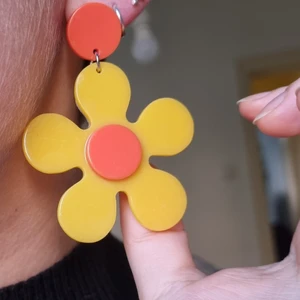 Flower-power örhängen🌼 - balla retroörhängen köpta i lokal butik i London. riktig 60tals flowerpower, perfekta för våren!