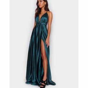 Balklänning grön satin - Säljer denna helt oanvända balklänningen då jag hittat en annan. Lappen sitter kvar och allt! Endast seriösa köpare💚💚💚 priset är diskuterbart vid snabb affär!