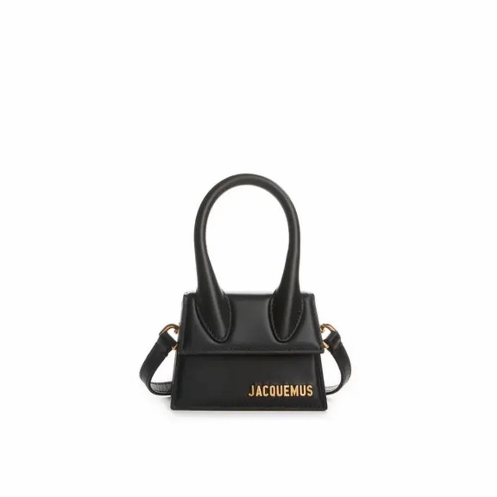 Säljer min superfina Jacquemus väska i svart med guld detaljer (replica), identisk till original. Skriv för bättre bilder! 🤍. Väskor.