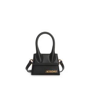 Säljer min superfina Jacquemus väska i svart med guld detaljer (replica), identisk till original. Skriv för bättre bilder! 🤍