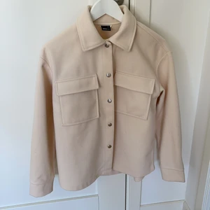 Gina  - Säljer denna ”jacka” från Gina. Aldrig använd!!