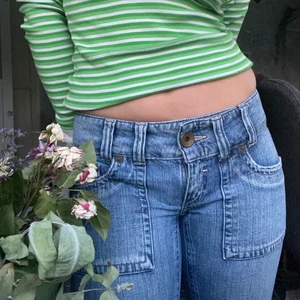 Lågmidjade jeans - Säljer mina ursnygga jeans från esprit då jag har för många jeans och dom kommer aldrig till användning. Passar som en smäck på mig som är 160 cm men den skulle definitivt passa bättre i längden på någon som är runt 165 cm. 💓💓💓 innerbenslängd & midjemått är ca 80 cm!!