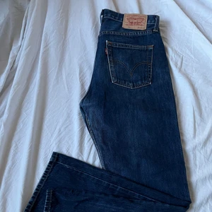 Levi’s - Snygga Levis 751! Samma passform som 501 fast med raka ben. Producerade år 2002. Storlek: W 32 L 32. Köpta något år sedan, aldrig använda av mig