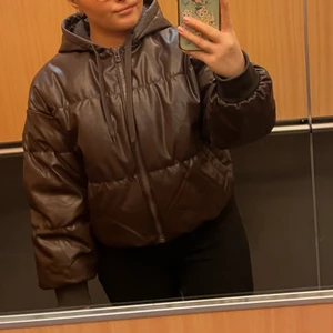 H&M brun vinterjacka skinnimitation - Köpt för nån månad sen på Hm, storlek XS men ganska oversized. Varm o skön, har justerbara band längst ner på jackan. Använd väldigt lite så den är i nyskick. 