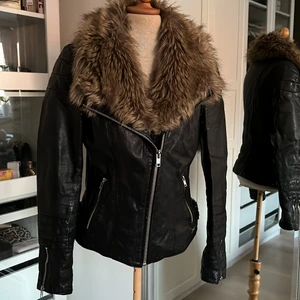 Jofama by Kenza  - En skinnjacka från Jofama By Kenza med fuskpäls som krage! I bra skick✨ pris går att diskuteras 