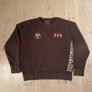 Vintage napapijri sweatshirt - En väldigt ovanlig napapijri sweatshirt med sjuk kvalitet med patches o tryck på! Den är i väldigt fint skick med tanke på åldern. Hittar ingen storleks lapp men sitter som en L/ boxy M!