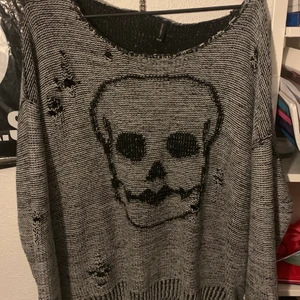 Tröja med döskalle - Skitsnygg tröja med en döskalle, det ska va hål i den så det är inget jag har gjort själv! Köpt på plick men bara använd en gång av mig tyvärr, får ingen användning av den..