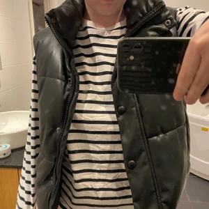 Zara skinnväst - Säljer min Zara skinnväst pga att den kommer inte till användning. Använt ett par gånger. Frakt tillkommer 💁🏼‍♀️ 