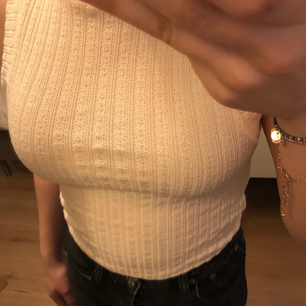 Supergulligt stickat linne, i vit/beige färg från zara.  Jättefint till sommaren,💛                                       storlek S (dock ganska stretchigt material)                         aldrig använt, bara testats. Toppar.