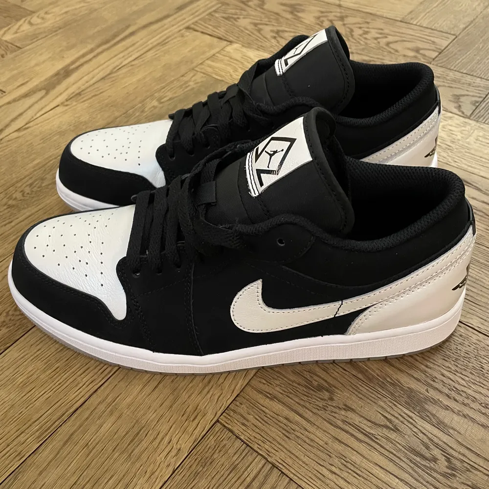 Säljer mina jordan 1 low diamond se. Skorna är oanvända och köpa hos nike, kvitto finns. Kan skicka fler bilder i pm. Kan mötas upp i stockholm eller frakta de på köparens kostnad.. Skor.